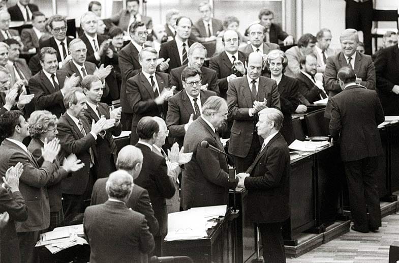 Ende der Kanzlerschaft: Am 1. Oktober 1982 wurde Helmut Schmidt mit Hilfe eines Konstruktiven Misstrauensvotums gestürzt. Hier gratulierte er nach der Abstimmung im Bundestag seinem Nachfolger Helmut Kohl.