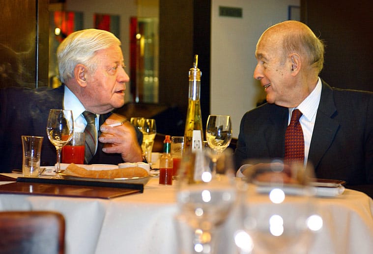 Als Elder Statesman und Herausgeber der "Zeit" mischte sich Schmidt (hier im Bild mit seinem alten Freund Giscard d'Estaing) auch in den Jahren danach immer wieder in die Politik ein.