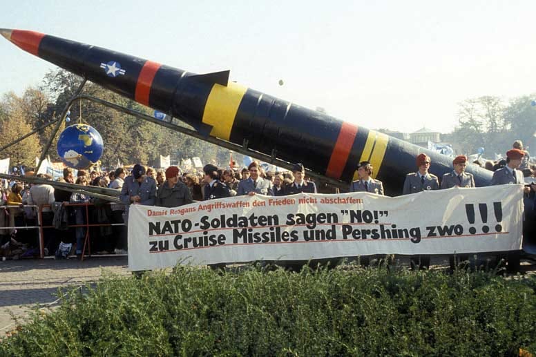 Schmidt war eine der treibenden Kräfte hinter dem Nato-Doppelbeschluss, der die Aufstellung von Mittelstreckenraketen in Westeuropa als Antwort auf die sowjetischen SS-20 zur Folge hatte. Dieser Beschluss war in der SPD und in der Bevölkerung höchst umstritten - und führte dazu, dass die Grünen 1983 in den Bundestag einzogen.