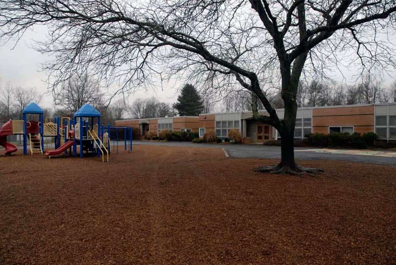 Seine Mutter tötet Lanza in deren Bett, anschließend fährt er in die Sandy-Hook-Grundschule und schießt um sich. Seine Mutter tötet Lanza in deren Bett, anschließend fährt er in die Sandy-Hook-Grundschule und schießt um sich.