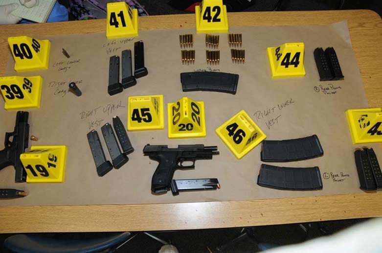 Diese Waffen und Magazine findet die Polizei nach dem Amoklauf in der Grundschule. Diese Waffen und Magazine findet die Polizei nach dem Amoklauf in der Grundschule.