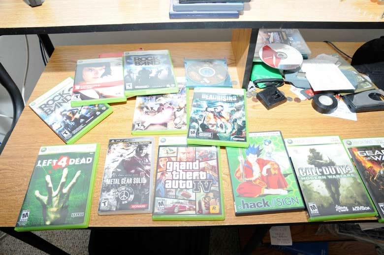 Lanzas Grad an Gewaltbereitschaft sei beunruhigend gewesen, zitieren die Akten einen früheren Lehrer des Schützen. Dieses Foto zeigt mehrere Videospiele des Amokläufers. Lanzas Grad an Gewaltbereitschaft sei beunruhigend gewesen, zitieren die Akten einen früheren Lehrer des Schützen. Dieses Foto zeigt mehrere Videospiele des Amokläufers.
