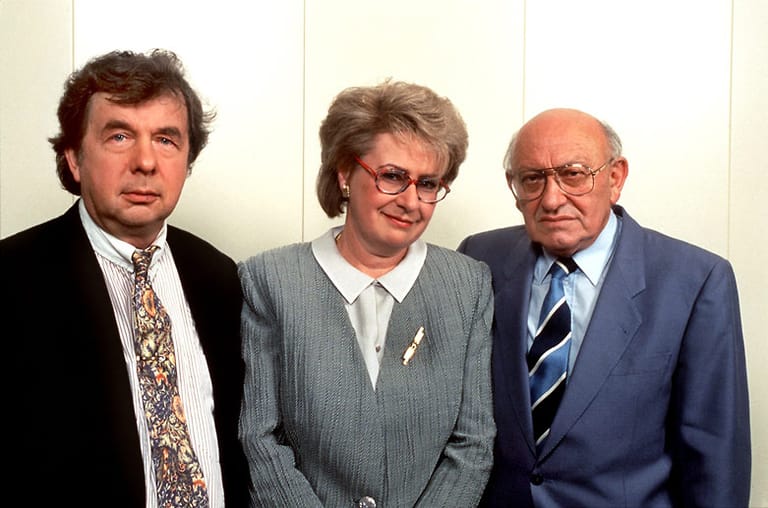 Von 1988 bis 2001 war Karasek neben Marcel Reich-Ranicki (re.) ständiger Teilnehmer der Sendung. An ihrer Seite war Sigrid Löffler sowie jeweils ein wechselnder Gast zu sehen.