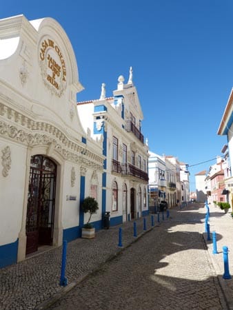 Azulejo-geflieste Häuser in der Altstadt von Ericeira, Portugal.