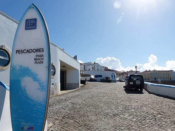 Praia dos Pescadores: Surfsport bei Ericeira.