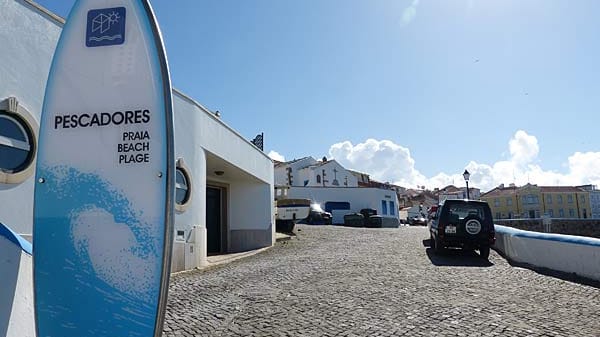 Praia dos Pescadores: Surfsport bei Ericeira.