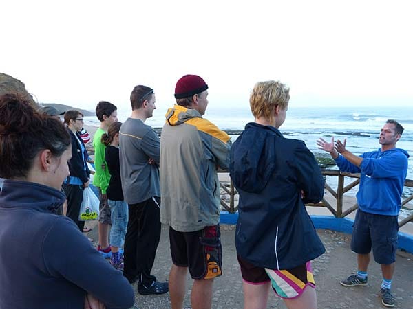 Surflehrer Frithjof Gauss mit seinen Surfschülern in Ericeira, Portugal.