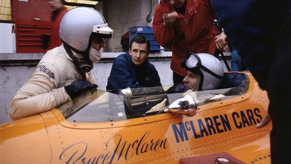 Der aus Neuseeland stammende Bruce McLaren (Bildmitte) fuhr selbst Rennen und gründete dann den gleichnamigen Rennstall.