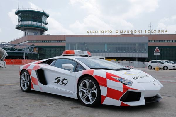 Wer letztes Jahr in Bologna mit dem Flugzeug landete, wurde passend zum 50. Jubiläum von Lamborghini direkt auf dem Rollfeld von einem Aventador in Empfang genommen.
