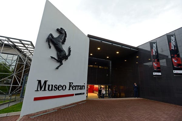 Alles andere als ein Geheimtipp ist das Museo Ferrari Maranello. Das offizielle Museum von Ferrari gehört seit Jahren zu den Meistbesuchten in der ganzen Region. Busladungen von Touristen aus der ganzen Welt strömen in das von außen recht unscheinbar aussehende Gebäude.