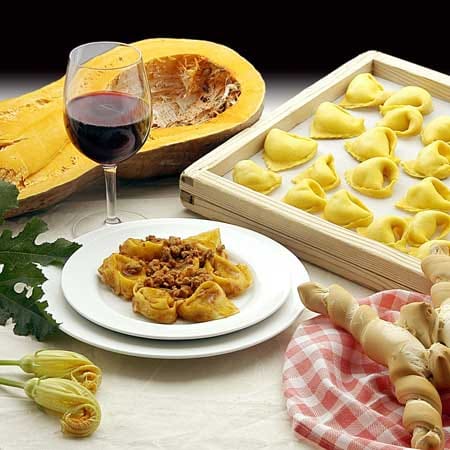 Doch die Emilia Romagna ist auch für ihre Gaumenfreuden bekannt. Zu handgemachter Pasta wird oft Lambrusco serviert, der mit dem teils minderwertigen Rotwein hierzulande nicht vergleichbar ist.