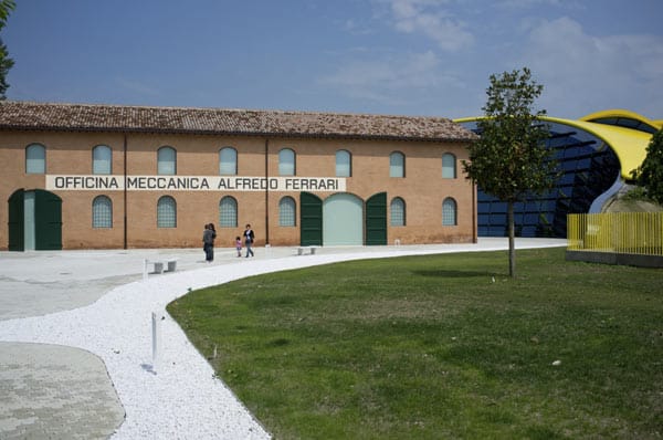 Edel präsentiert sich auch das Museum Casa Enzo Ferrari mit dem historischen Geburtshaus des Firmengründers und dessen persönlichen Gegenständen, …
