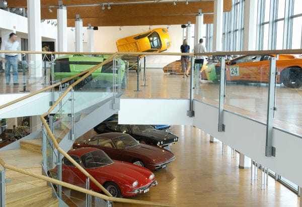 Auf zwei Etagen verteilen sich Prototypen, Rennwagen, Schiffsmotoren und seltene Oldtimer wie der rote Lamborghini 350 GT unten im Bild.