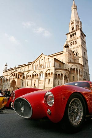 In der Heimatstadt von Maserati gibt es nicht nur auf der Piazza Grande mit der Kathedrale seltene Raritäten zu bewundern.