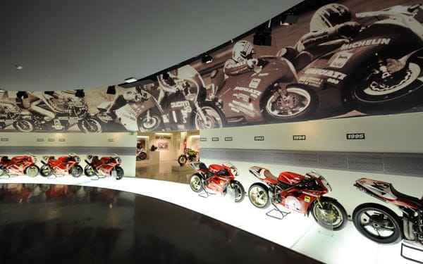 Nicht weit vom Flughafen Bologna entfernt befinden sich das Werk und das Museum von Ducati, der Kult-Marke für Freunde schneller Zweiräder.