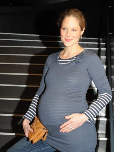 So schön schwanger präsentierte sich die Schauspielerin Tessa Mittelstadt bei der Premiere der "Snowshow" im Berliner Admiralspalast.