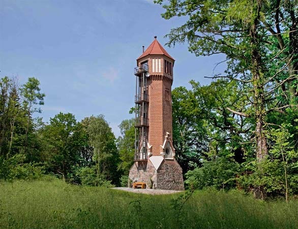 Entführen Sie Ihre Prinzessin in einen romantischen Turm nur für Zwei. Im historischen Wasserturm des ehemaligen Schlosses Serrahn in der Mecklenburgischen Seenplatte genießen Liebende ein Refugium der Stille.
