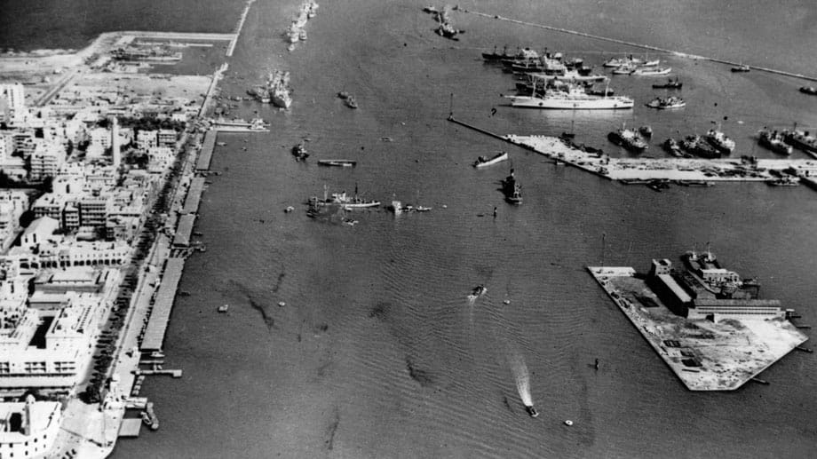 Kriegsschiffe im Hafen der ägyptischen Stadt Port Said am Nordende des Suez-Kanals während der Suez-Krise (1956). Kriegsschiffe im Hafen der ägyptischen Stadt Port Said am Nordende des Suez-Kanals während der Suez-Krise (1956).