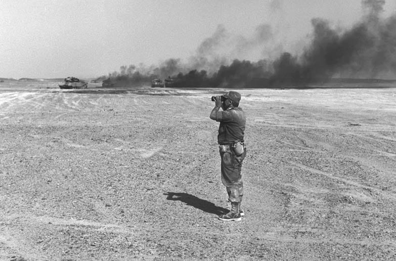 Der Generalmajor Ariel Scharon beobachtet am 8. Juni 1967 landende Fallschirmjäger auf der von Israel besetzten Halbinsel Sinai. Der Generalmajor Ariel Scharon beobachtet am 8. Juni 1967 landende Fallschirmjäger auf der von Israel besetzten Halbinsel Sinai.