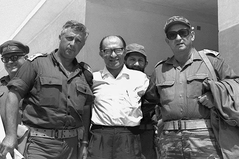 Scharon (li.) posiert mit dem damaligen israelischen Premierminister Menahem Begin (Mitte) und General Avraham Joffe (re.) am 14.6.1967 im Sinai nach dem Sechstagekrieg Scharon (li.) posiert mit dem damaligen israelischen Premierminister Menahem Begin (Mitte) und General Avraham Joffe (re.) am 14.6.1967 im Sinai nach dem Sechstagekrieg
