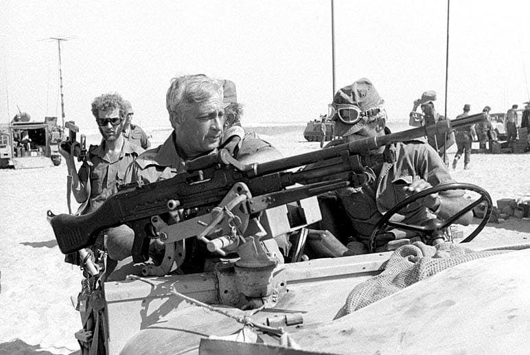 Scharon in einem Militärjeep im Sinai (Oktober 1973). Scharon in einem Militärjeep im Sinai (Oktober 1973).