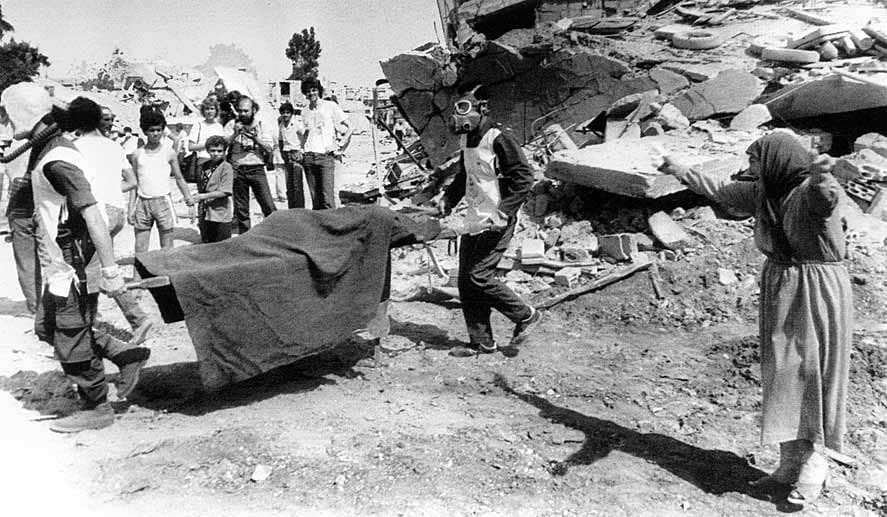 Palästinensische Frauen betrauern ihre Angehörigen nach einem israelischen Angriff auf ein Flüchtlingscamp in Beirut am 19. September 1982 Palästinensische Frauen betrauern ihre Angehörigen nach einem israelischen Angriff auf ein Flüchtlingscamp in Beirut am 19. September 1982
