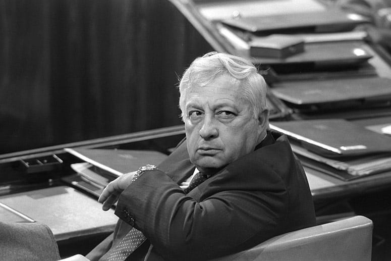 Scharon als Handelsminister während einer Parlamentsdiskussion in der Knesset am 6. Mai 1985. Scharon als Handelsminister während einer Parlamentsdiskussion in der Knesset am 6. Mai 1985.