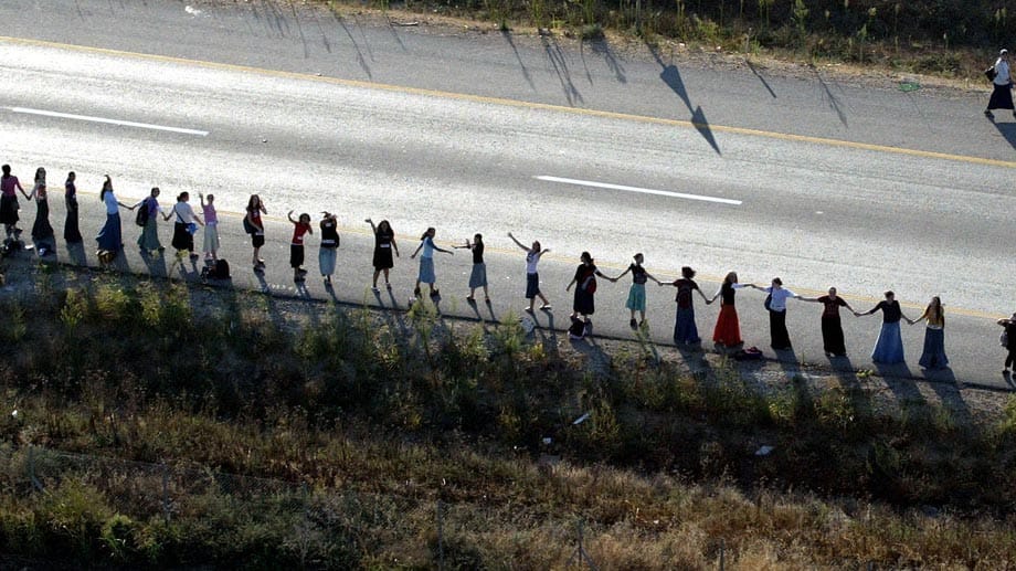 Siedler protestieren am 25. Juli 2004 in Form einer Menschenkette entlang einer Straße nach Jerusalem gegen Scharons Abzugspläne aus den besetzten Gebieten. Siedler protestieren am 25. Juli 2004 in Form einer Menschenkette entlang einer Straße nach Jerusalem gegen Scharons Abzugspläne aus den besetzten Gebieten.