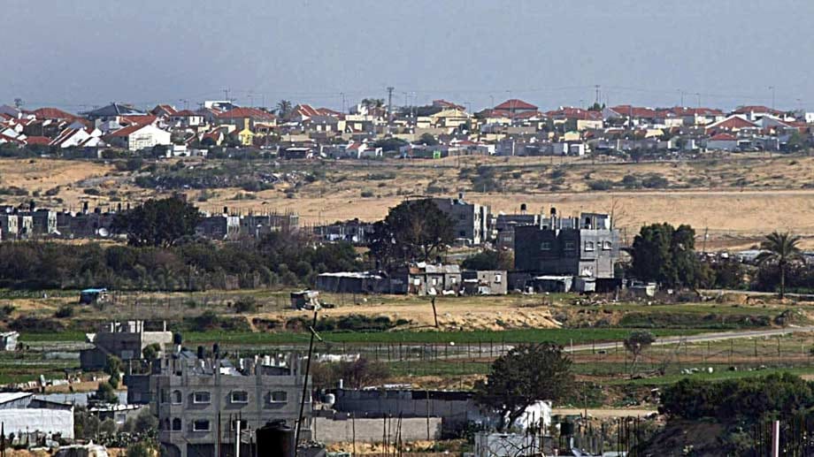 Die jüdische Siedlung Elisenai im Hintergrund vor palästinensischen Häusern in Beit Lahia auf dem Gazastreifen am 3.2.2004. Die jüdische Siedlung Elisenai im Hintergrund vor palästinensischen Häusern in Beit Lahia auf dem Gazastreifen am 3.2.2004.