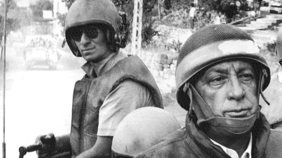 Der damalige Verteidigungsminister Scharon (re.) mit Helm und schusssicherer Weste am 15.06.1982 in Ost-Beirut. Der damalige Verteidigungsminister Scharon (re.) mit Helm und schusssicherer Weste am 15.06.1982 in Ost-Beirut.