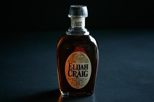 Elijah Craig: Elfter Platz und ein Schnitt von 2,82. Ein wirklich außergewöhnlicher Geschmack. Der Bourbon gefiel durch sein voluminöses Aroma, das an Likör erinnert – Eiche und Vanille sind deutlich zu schmecken. Mit 47 Prozent ein recht starker Whiskey des Herstellers Heaven Hill. Und mit 25 Euro ein Preis-Leistungs-Wunder.
