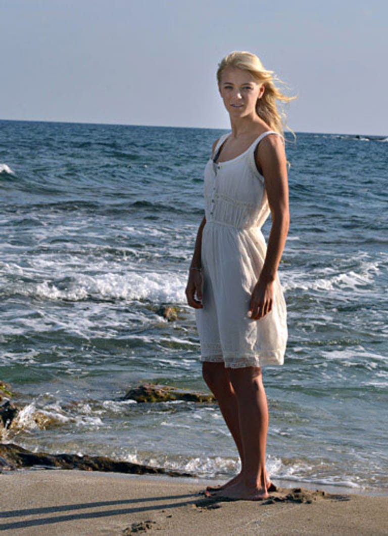 Beim Foto-Shooting auf Kreta macht Biathlon-Sternchen Miriam Gössner im September 2012 auch in Strandkleidung eine Top-Figur.