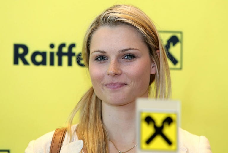 Die hübsche Österreicherin Anna Fenninger fuhr 2011 bei der Ski-WM in der Super-Kombination zu Gold. Eigentlich dunkelhaarig erstrahlt sie hier in blond.