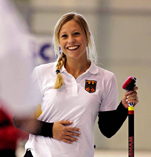Die blonde Schönheit Anna Hartelt ist auf den Curling-Bahnen der Welt zuhause. Allerdings dürfte sie nur eingefleischten Wintersport-Fans ein Begriff sein.