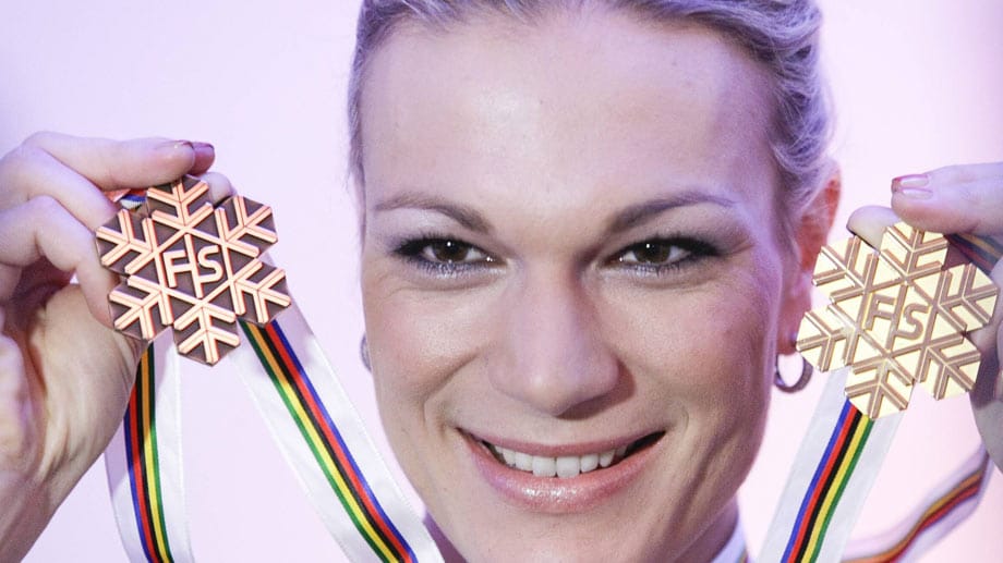 Für Maria Höfl-Riesch verläuft die WM erfolgreicher: Gold in der Super-Kombination und Bronze in der Abfahrt sowie Team-Wettbewerb.