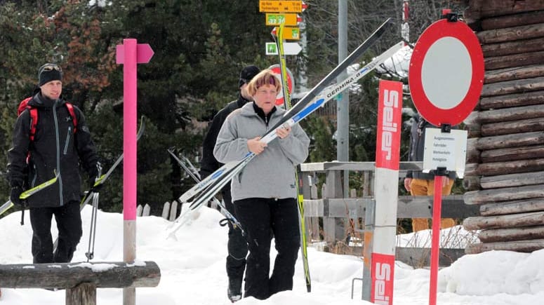 Kanzlerin Angela Merkel hat sich im Schweizer Weihnachtsurlaub beim Langlauf verletzt. Dabei erlitt sie einen Anbruch des Beckenrings, wie Regierungssprecher Steffen Seibert erklärte. Sie könne ihr Amt weiter ausüben, einige Termine mussten aber abgesagt werden.