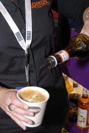 Zur Winterzeit verträgt heißer Kaffee oder heiße Schokolade gerne auch mal einen Schuss Hochprozentiges. Irish Coffee und Lumbumba sind hierbei die gängigsten Varianten. Doch es gibt weitere spannende Alternativen.
