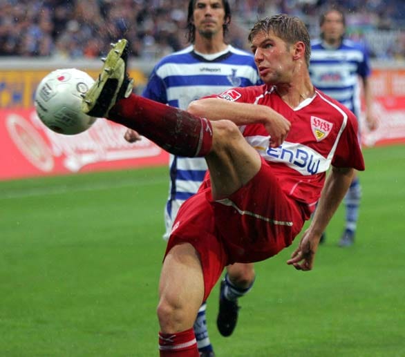 2005 wechselt Hitzlsperger zum VfB Stuttgart in die Bundesliga. Der Mittelfeldspieler gibt sein Debüt am 6. August gegen den MSV Duisburg.