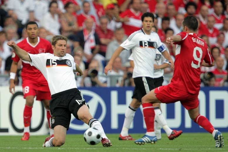 Bei der EM 2008 ist Hitzlsperger ein fester Bestandteil der Stammelf. In einem dramatischen Halbfinal-Spiel gegen die Türkei bereitet er den Siegtreffer von Philipp Lahm vor. Die DFB-Elf scheitert im Finale gegen Spanien.