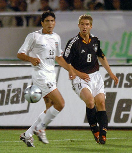 Durch seine Leistungen macht Hitzlsperger auf sich aufmerksam und debütiert mit 22 Jahren gegen den Iran für die deutsche Nationalmannschaft. Zuvor hatte er bereits die Jugendmannschaften des DFB durchlaufen.