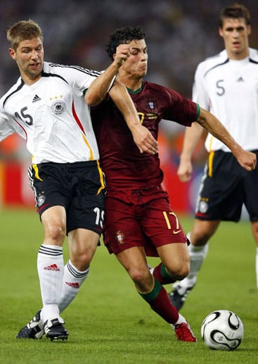 Hitzlsperger steht bei der WM 2006 in Deutschland im DFB-Kader. Er kommt aber nur gegen Portugal im Spiel um Platz drei zum Einsatz. Hier kämpft er gegen den jungen Cristiano Ronaldo um den Ball.