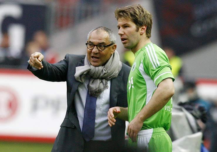 2011 hat Hitzlsperger zunächst einige Schwierigkeiten, einen neuen Arbeitgeber zu finden. Doch dann kommt er beim VfL Wolfsburg unter, wo er einen Zwei-Jahres-Vertrag unterschreibt.