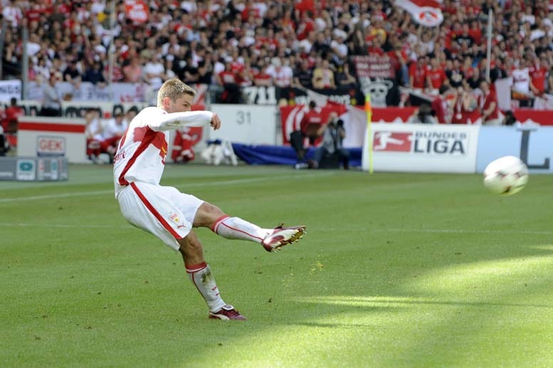Thomas Hitzlsperger, aufgrund seines Schusses "The Hammer" genannt, beginnt mit dem Fußball beim VfB Forstinning. 1989 wechselt er in die Jugend des FC Bayern München.