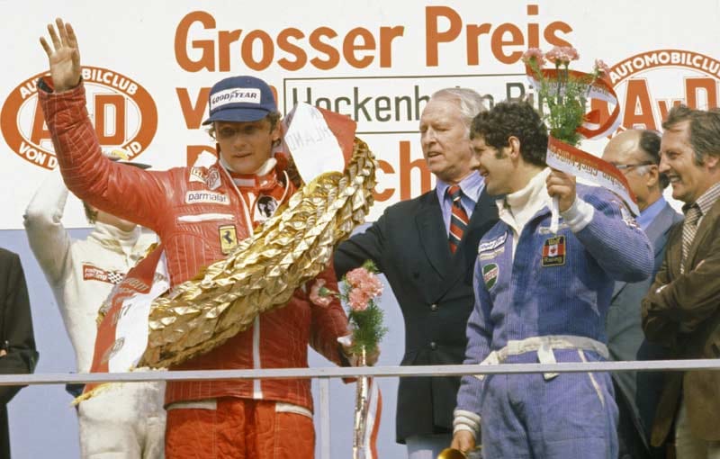 1977 wird Lauda erneut Weltmeister. Die letzten beiden Rennen absolviert er aber nicht mehr, da er sich aufgrund seines bevorstehenden Wechsels zu Brabham mit Enzo Ferrari überworfen hatte.
