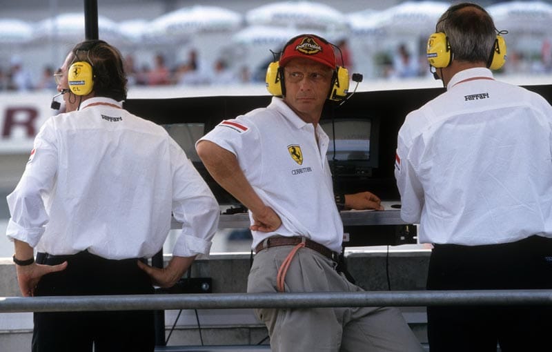 Von der Formel 1 kommt der Österreicher (Mi.) aber nie weg. In den 90er Jahren arbeitet er als Berater bei Ferrari. Dort ist er an der Verpflichtung von Michael Schumacher beteiligt.
