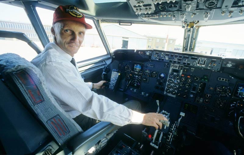 Lauda beendet nach der Saison 1985 seine Formel-1-Karriere endgültig und widmet sich wieder seiner Fluglinie, die er zu einem weltweit operierenden Unternehmen aufbaut. Erst 2000 steigt der Rennfahrer aus.