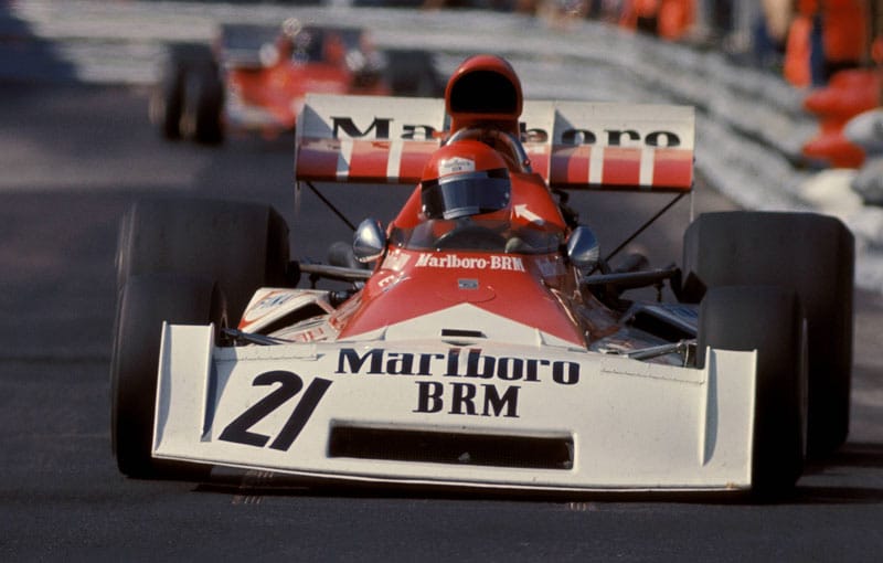 1973 ist Lauda für das britische Team B.R.M unterwegs. Als er beim Großen Preis von Monaco den Ferrari von Jacky Ickx hinter sich halten kann, bietet die Scuderia dem Österreicher einen Vertrag an.