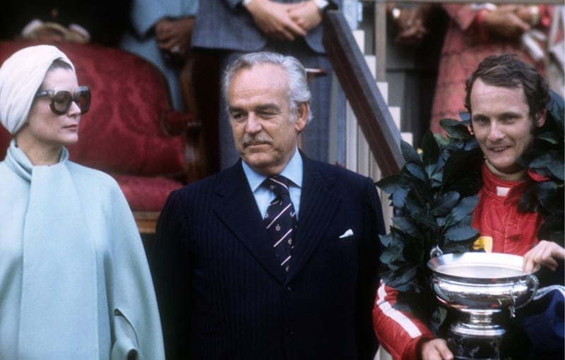 1975 gewinnt Lauda den prestigeträchtigen Großen Preis von Monaco und wird von Fürst Rainier und Gracia Patricia geehrt.