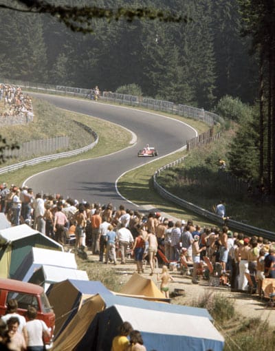 Auf dem Nürburgring fährt Lauda im Training als einziger Fahrer eine Zeit unter sieben Minuten.