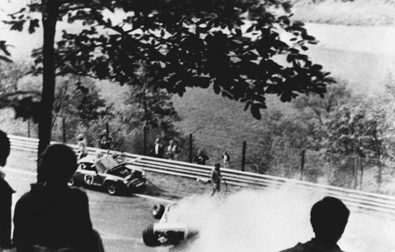 Am 1. August 1976 kracht Lauda mit seinem Ferrari auf der Nordschleife des Nürburgrings gegen eine Felswand. Sein Bolide geht in Flammen auf. Andere Piloten versuchen ihn aus dem Wrack zu befreien.